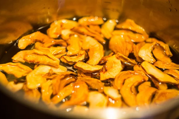 Compota polaca tradicional hecha de manzanas secas en una olla —  Fotos de Stock