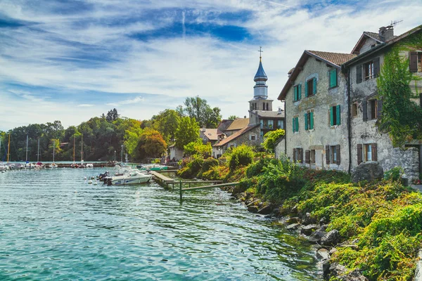 Yvoire středověkého města s výhledem na Ženevské jezero, Francie — Stock fotografie