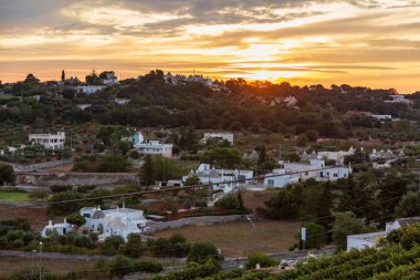 Gün batımı sırasında bağ Locorotondo kasaba, Bari eyaletinin, bölge Puglia, İtalya