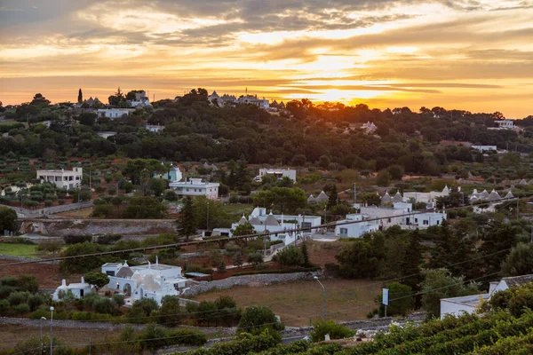 Gün batımı sırasında bağ Locorotondo kasaba, Bari eyaletinin, bölge Puglia, İtalya