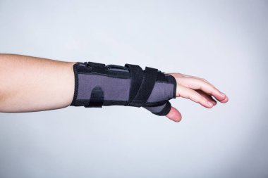 Beyaz kağıt üzerine ortopedik Ortez el