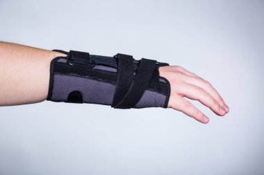 Beyaz kağıt üzerine ortopedik Ortez el