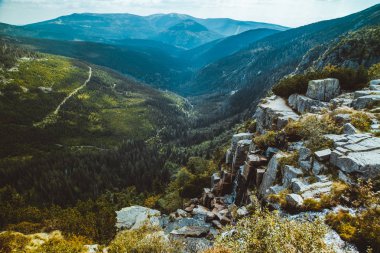 Çek Dev dağlar Vadisi ve Pancavsky şelale yaz, doğal manzara
