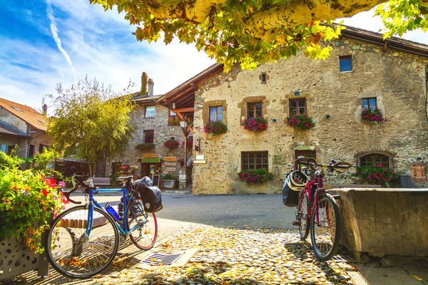 Biciclette nel cuore medievale della città francese Yvoire — Foto Stock