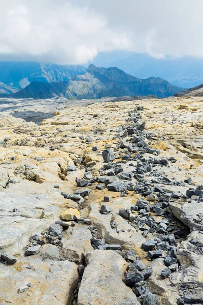 Paesaggio postglaciale con pietre frantumate nelle Alpi svizzere — Foto Stock