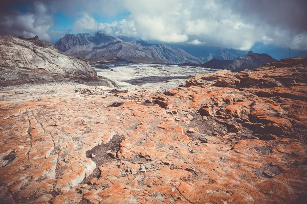 Postglacial landskap med krossade stenar i schweiziska Alperna — Stockfoto