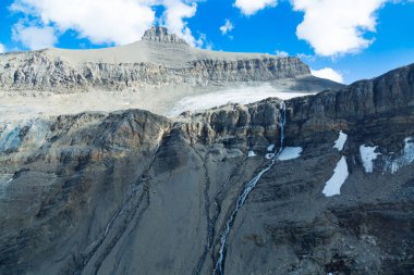 Sonrası buzul peyzaj ve şelaleler İsviçre Alpleri'nde