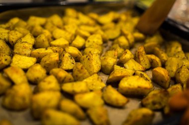 Geleneksel Provencal ile altın patates pişmiş baharat