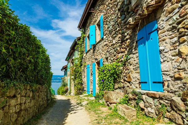 Mooie kleurrijke middeleeuwse straatje in Yvoire stad in Frankrijk — Stockfoto