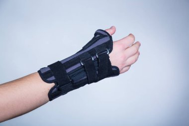Beyaz kağıt üzerine ortopedik Ortez el