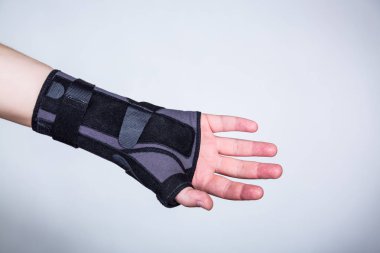 Beyaz kağıt üzerine ortopedik Ortez el