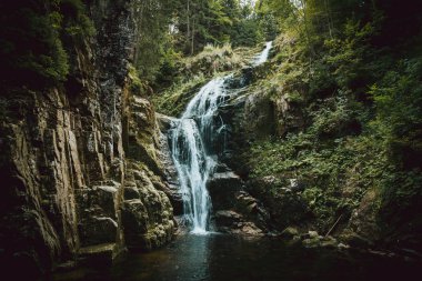 Kamienczyk şelale Gian dağ, Karkonosze Monutain doğal görünümü