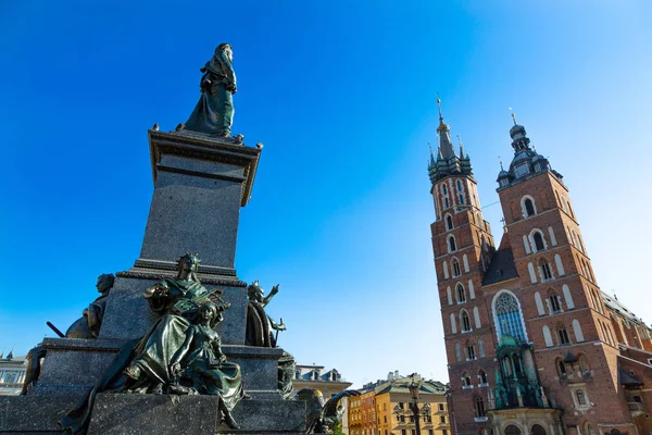 Estátua de Adam Mickiewicz e Basílica de St. Marys em Cracóvia — Fotografia de Stock