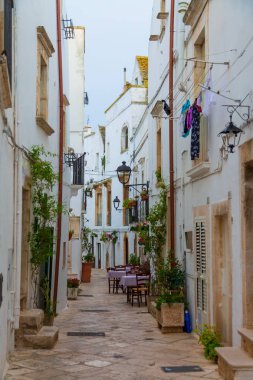 Locorotondo oldtown, Sauthern İtalya dar beyaz ev ve Restoran tabloları