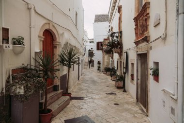 Dar beyaz Locorotondo oldtown, Bari eyaletinin, Sauthern İtalya'da sokak