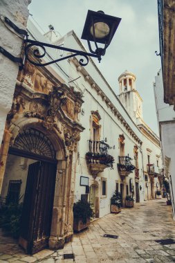 Doğal Caddesi ve Morelli sarayda beyaz oldtown Lorototondo, Puglia, İtalya
