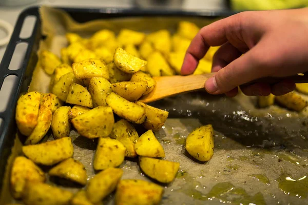 Traditionelle gebackene goldene Kartoffeln mit provenzalischen Gewürzen — Stockfoto
