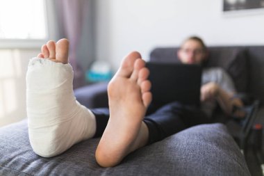 Adam onu kırık bacağını iyileştirmek için bekler