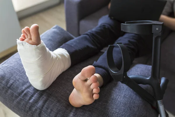 Сломанная нога на подушке во время выздоровления — стоковое фото