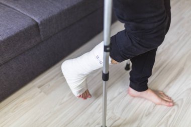 koltuk değneği bacağı alçıda yürüyüş