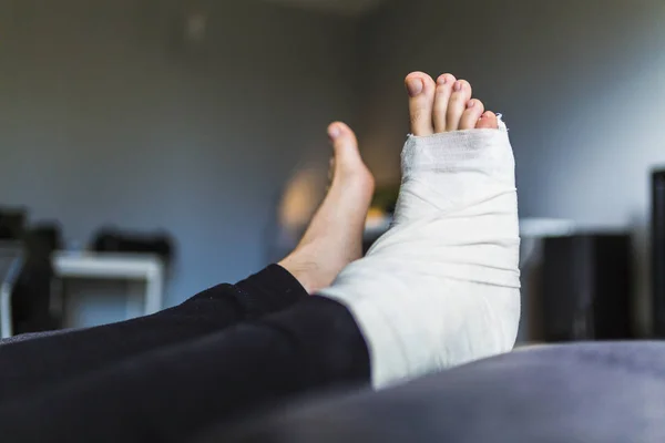 Ανάπαυσης με σπασμένο πόδι στο σπίτι — Φωτογραφία Αρχείου