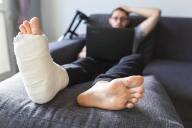 Bacak kırma sonra evde iyileşme