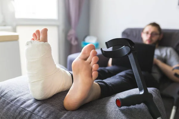Homem aterrado com uma perna quebrada em casa — Fotografia de Stock