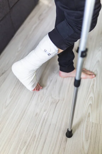 El hombre está tratando de caminar con una pierna rota — Foto de Stock