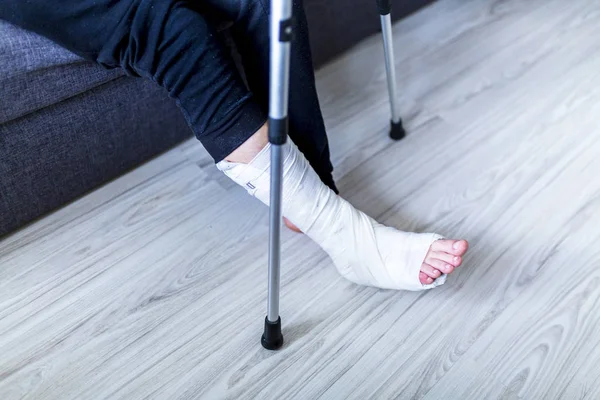 Adam kırık bir bacak ile çalışıyor