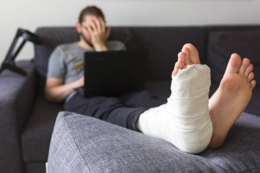 Kırık bacak evde korkan adam