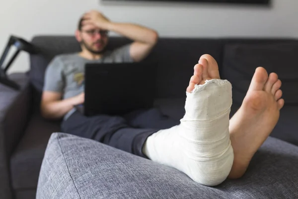 Bang man met een gebroken been thuis — Stockfoto