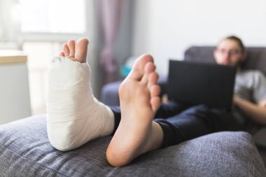 Sağ bacak kırma sonra ev iyileşme