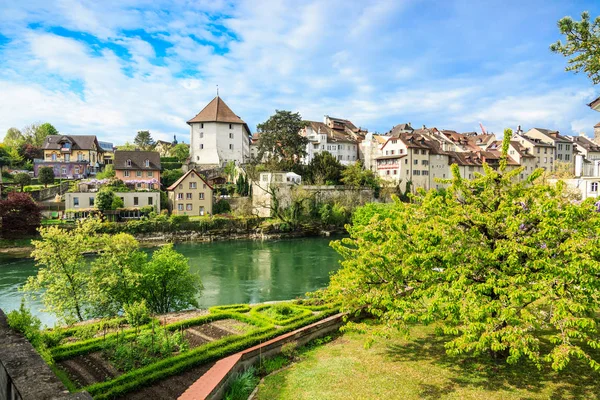 De oude binnenstad en de Aare river in Brugg stad, kanton Aargau, Zwitserland — Stockfoto