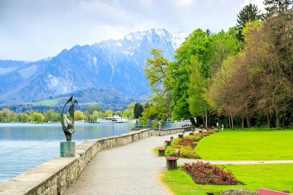 Lake Thun nice shore and alps mountains in the city of Thun, Switzerland — Stock Photo, Image