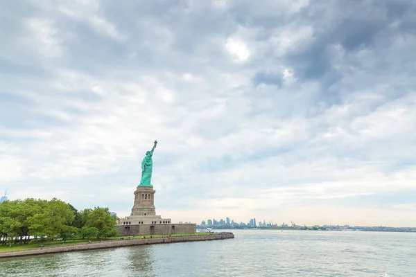 La Estatua de la Libertad en Liberty Island en Nueva York — Foto de Stock