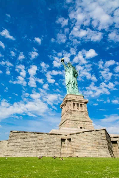 The Statue of Liberty on Liberty Island in New York — Stock Photo, Image