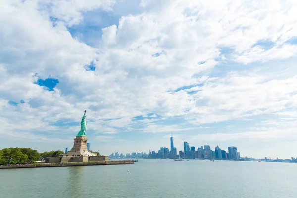 La Estatua de la Libertad en Liberty Island en Nueva York — Foto de Stock