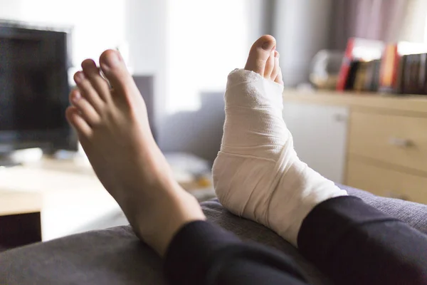 Zuhause mit einem Bein im Gips geerdet — Stockfoto