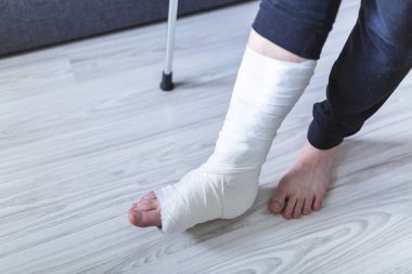 koltuk değneği bacağı alçıda yürüyüş