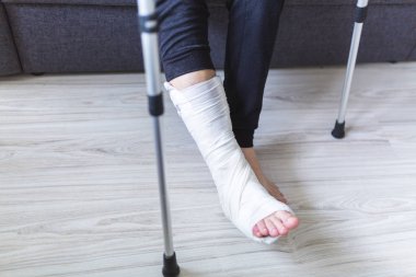 Adam kırık bir bacak ile çalışıyor