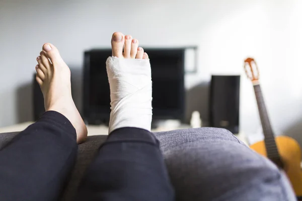 Descansando com uma perna quebrada em casa — Fotografia de Stock