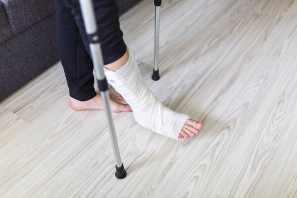 Человек пытается идти со сломанной ногой
