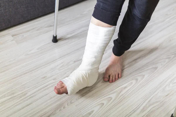 Člověk se snaží chodit se zlomenou nohou — Stock fotografie