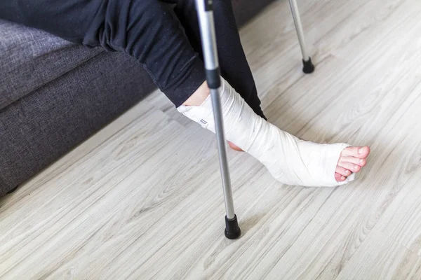 Il essaie de marcher avec une jambe cassée. — Photo