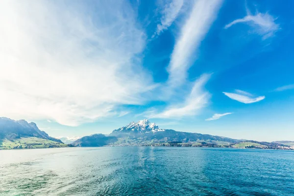 Lac des Quatre-Cantons et montagne Pilatus en Suisse — Photo