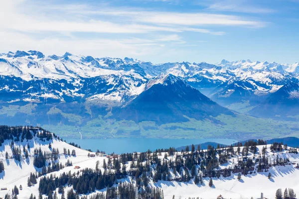 Panorama av schweiziska Alperna nad Lake Lucerne i Schweiz — Stockfoto