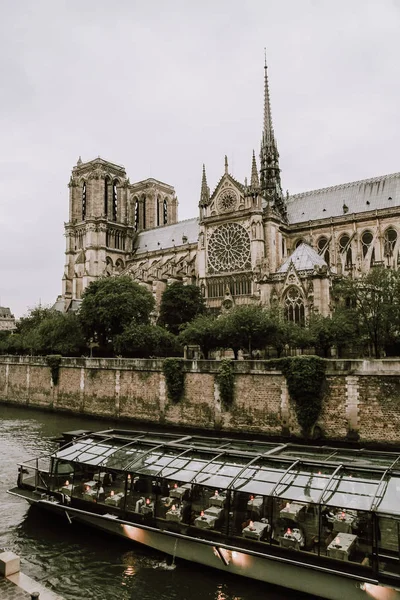 Notre-Dame de Paris kathedraal gebouw en toren voor brand, Parijs — Stockfoto