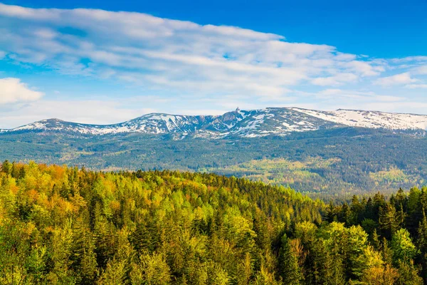 Malerische Frühlingslandschaft mit riesigen Bergen - karkonosze mounatains, poland — Stockfoto