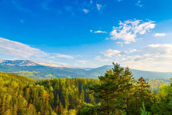 Malerische Frühlingslandschaft mit riesigen Bergen - karkonosze mounatains, poland — Stockfoto