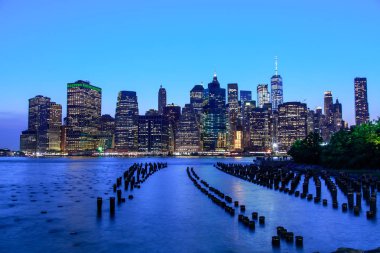 Brooklyn Bridge Park'tan geceleri Manhattan panoramik silueti. New York Şehri